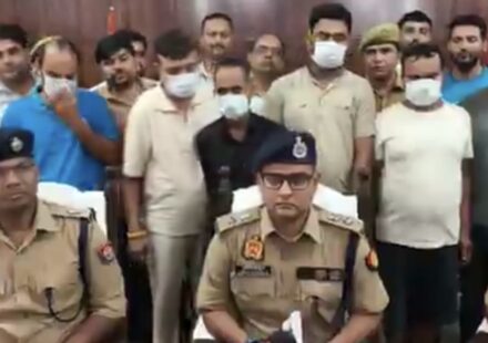 इसमें फोटो से जुड़ी मुख्य बात या खबर की हेडलाइन लिख दे (जैसे- सहारनपुर में 20 रुपये के नकली सिक्के बनाने वाला गैंग पकड़ा गया)। गूगल इसी से समझता है कि फोटो किस बारे में है।