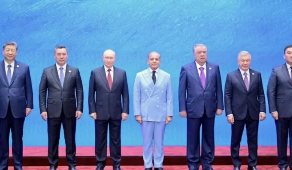 पाकिस्तान की शर्मनाक करतूत: SCO समिट की ग्रुप फोटो से पीएम मोदी और ईरानी राष्ट्रपति को किया क्रॉप, भारत ने शेयर की असली तस्वीर